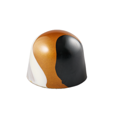 Double chocolate bonbon met melk, karamel chocolade en tonka
